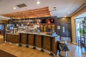 Café da manhã com buffet grátis todos os dias