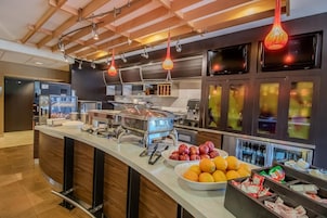 Café da manhã com buffet grátis todos os dias