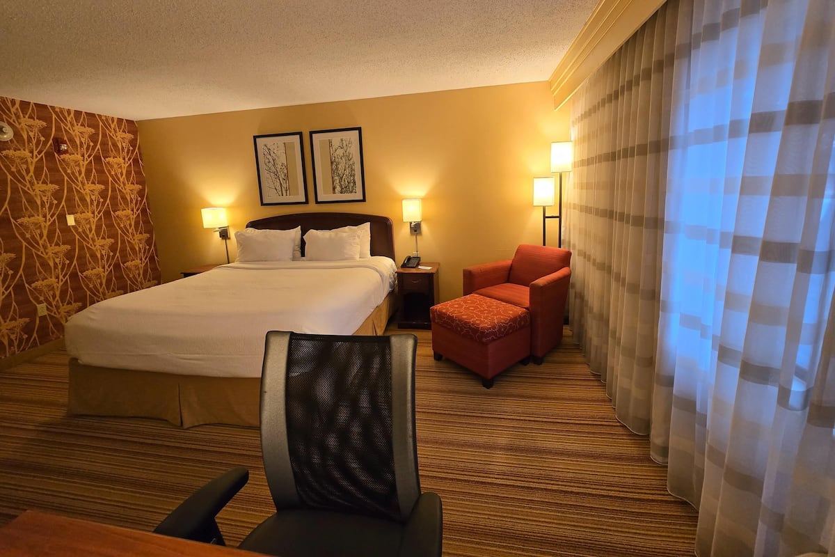 Standard Room, 1 King Bed, Non Smoking, Balcony