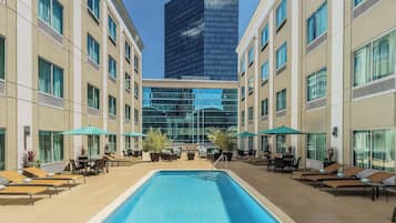 Udendørs pool, åben fra kl. 06.00 til kl. 22.00, parasoller, liggestole