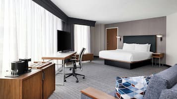 Skrivebord, mørklægningsgardiner, strygejern/strygebræt