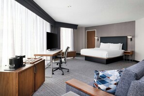 書桌、遮光窗簾/窗簾、熨斗/熨衫板、免費嬰兒床