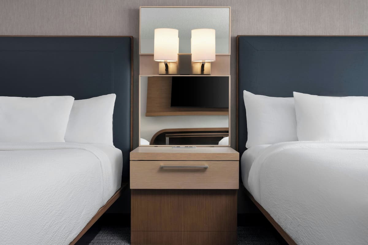 Room, 2 Queen Beds, Non Smoking, Courtyard View