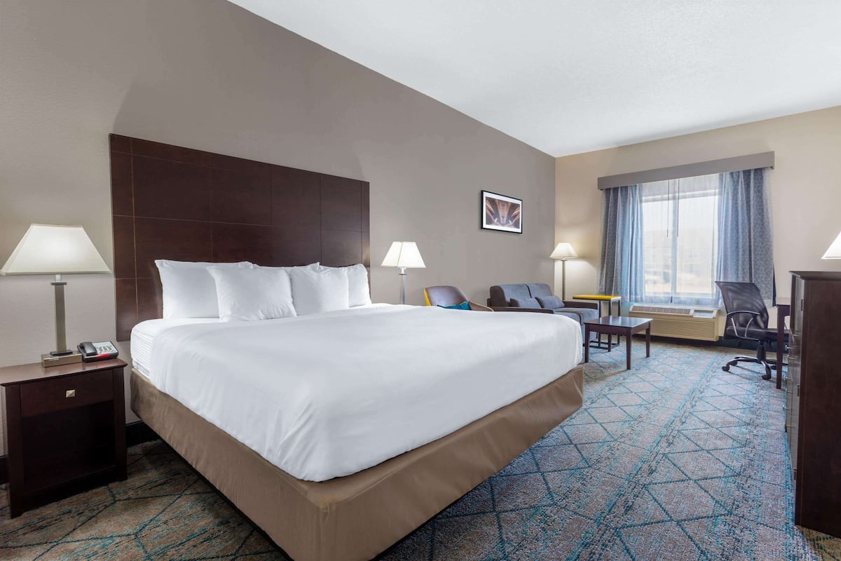 Room, 1 King Bed, Accessible, Non Smoking (Mobility/Hearing Impaired Accessible) | Pillowtop beds, desk, laptop workspace, blackout drapes