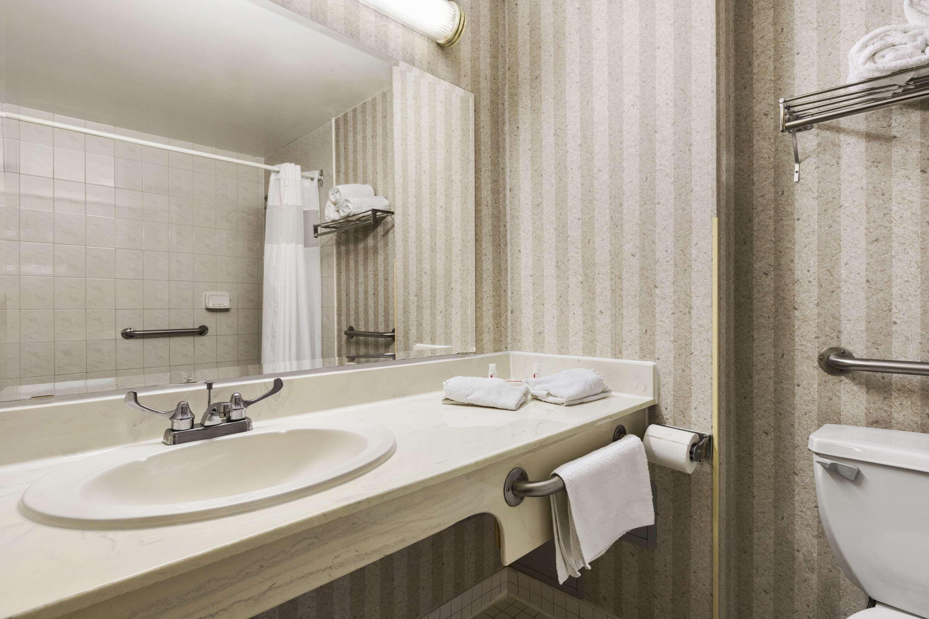 Combined shower/tub, free toiletries, hair dryer, towels