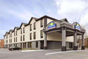 Exterior - Days Inn by Wyndham Toronto East Lakeview (Toronto)