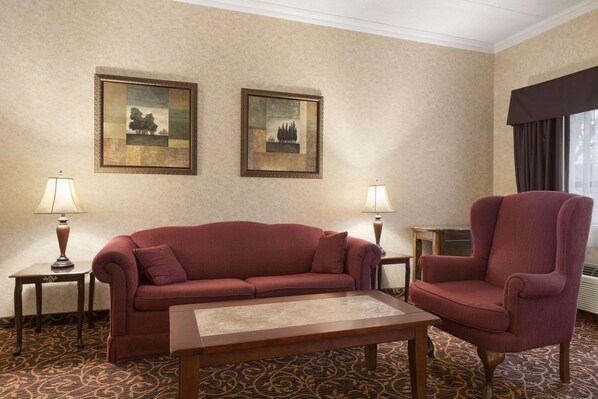 32-inch TV with cable channels - Days Inn by Wyndham Toronto East Lakeview (Toronto)