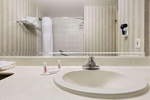Combined shower/tub, free toiletries, hair dryer, towels - Days Inn by Wyndham Toronto East Lakeview (Toronto)