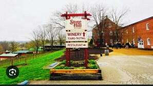 A sign for Stone Hill Winery with directions to the winery, tours, tasting, and a restaurant. - Knights Inn New Florence (New Florence)