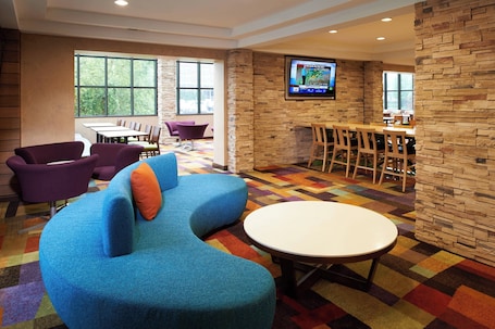 Lobby. Fairfield Inn and Suites by Marriott Indianapolis East