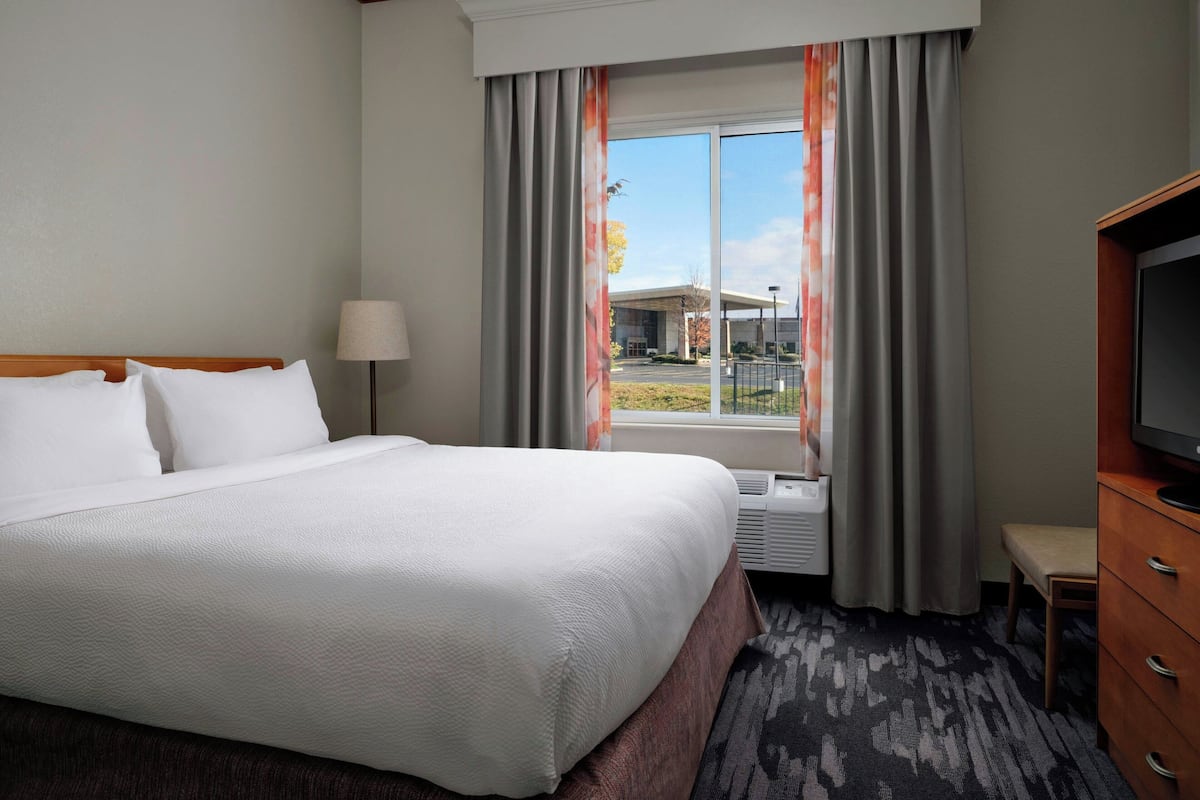 Ropa de cama hipoalergénica y caja de seguridad en la habitación