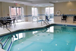 Una piscina cubierta