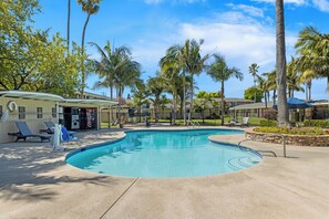 Outdoor pool, open 9:00 AM to 9 PM, pool umbrellas, sun loungers - Quality Inn & Suites Santa Maria (Santa Maria)