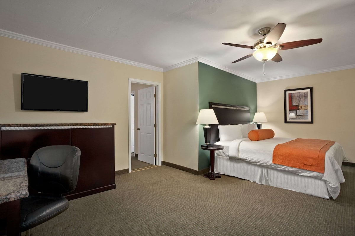 Suite | Premium bedding, in-room safe, blackout curtains, iron/ironing board