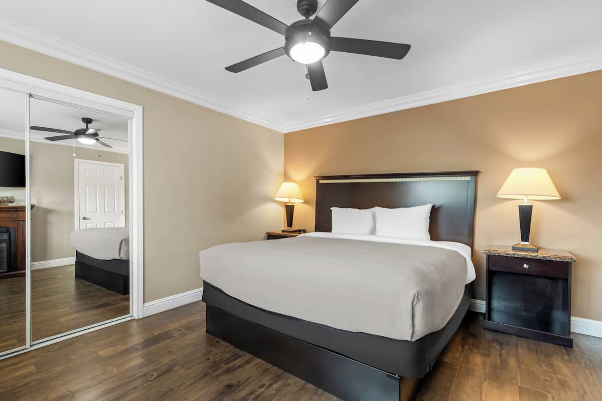 Suite, 1 King Bed, Non Smoking | Premium bedding, pillowtop beds, in-room safe, blackout drapes