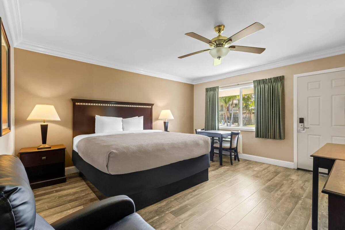 Standard Room, 1 King Bed, Non Smoking