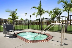 Una piscina al aire libre, sombrillas, sillones reclinables de piscina