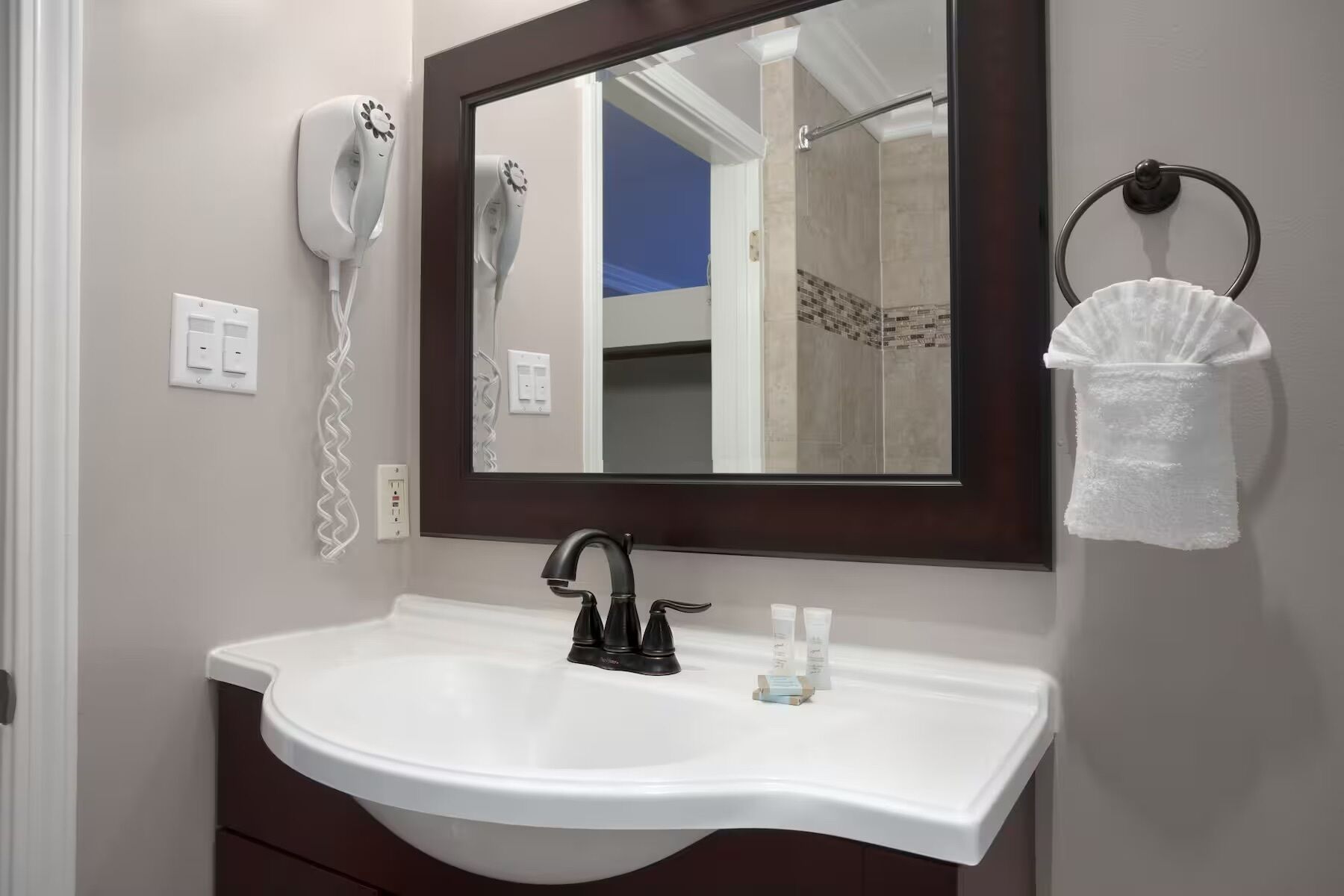 Rom – standard, 2 queensize-senger, ikke-røyk | Vask på badet