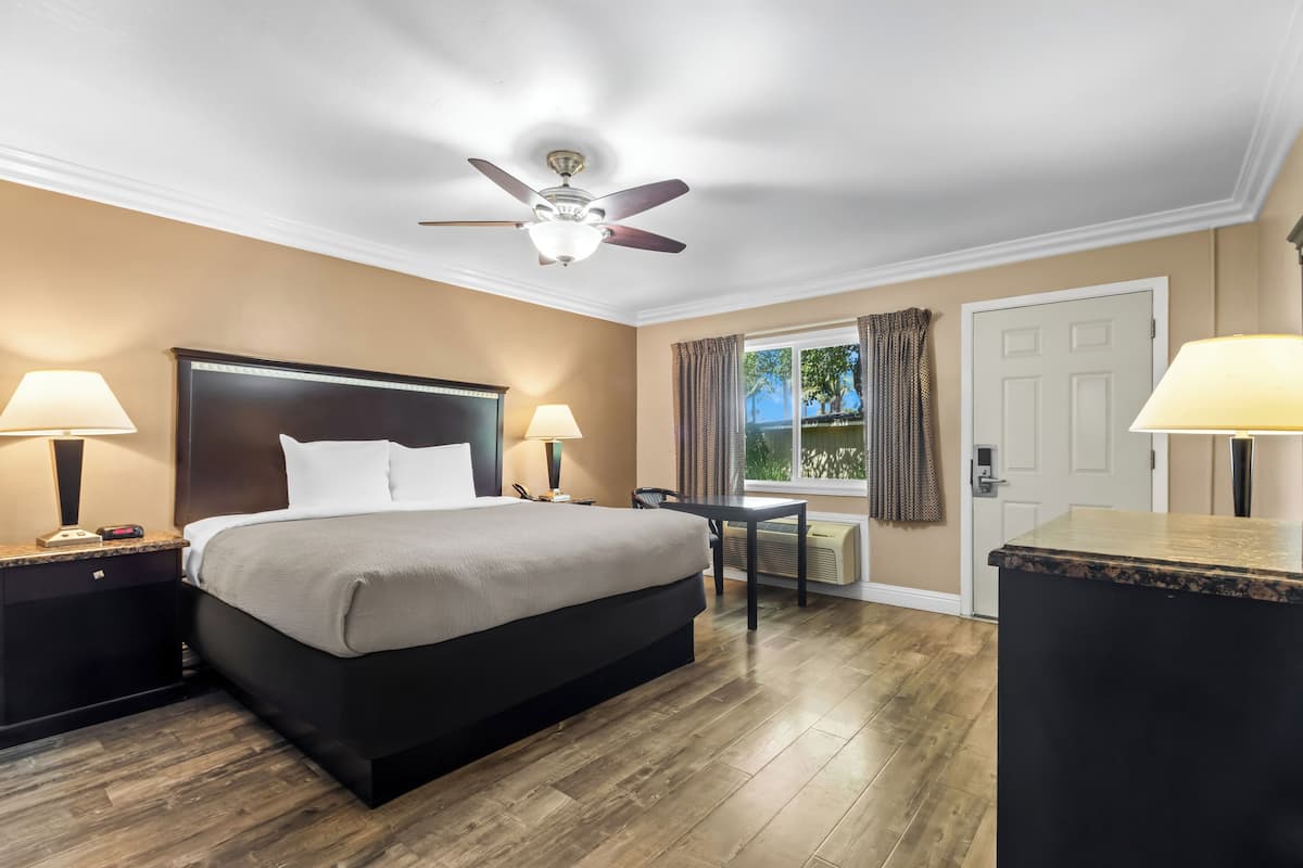 Standard Room, 1 King Bed, Non Smoking | Premium bedding, pillowtop beds, in-room safe, blackout drapes