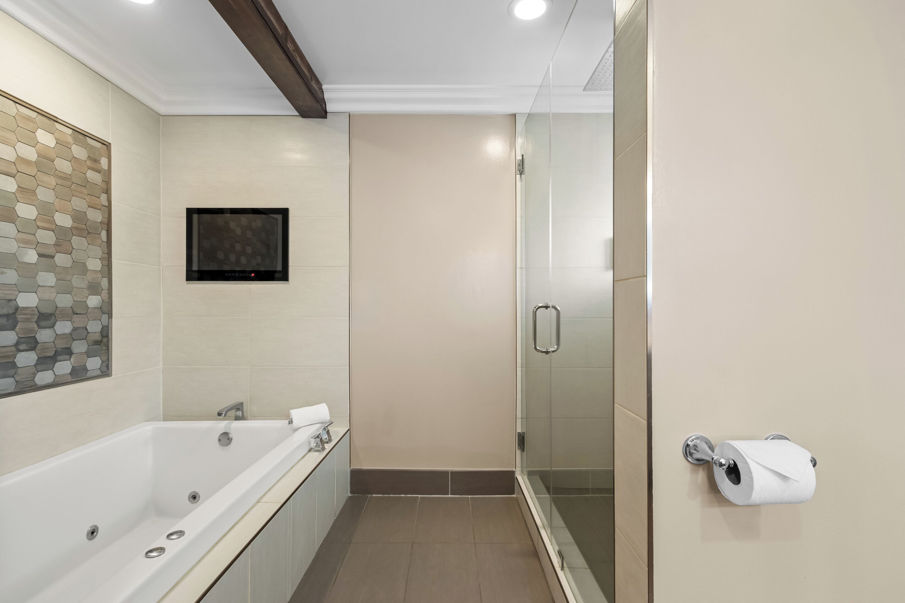 Suite, 1 King Bed, Non Smoking | Bathroom | Combined shower/bathtub, free toiletries, hair dryer, towels