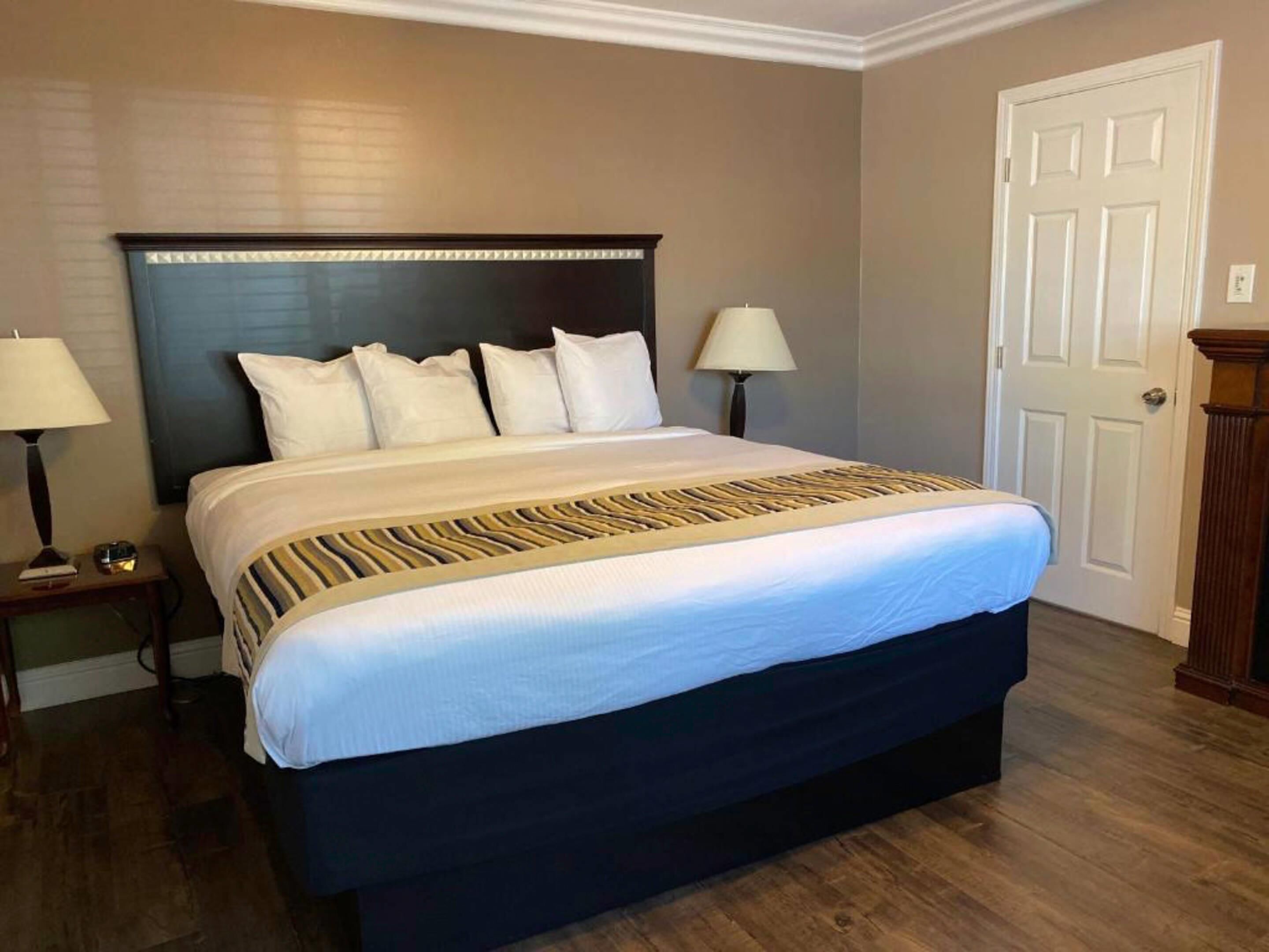 Suite, 1 King Bed, Non Smoking | Premium bedding, pillowtop beds, in-room safe, blackout drapes