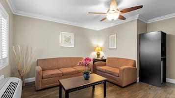 Suite, 1 letto king, non fumatori | Area soggiorno | Smart TV 55 pollici con canali via cavo, TV, Netflix