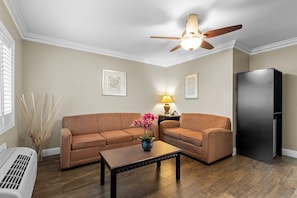 Suite, 1 King Bed, Non Smoking | Living area