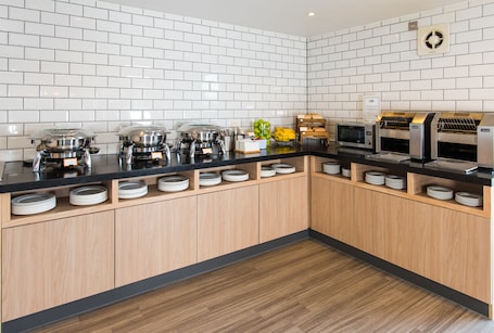 Free daily buffet breakfast . Holiday Inn Express Southampton - West by IHG