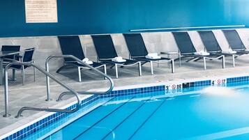 Una piscina cubierta