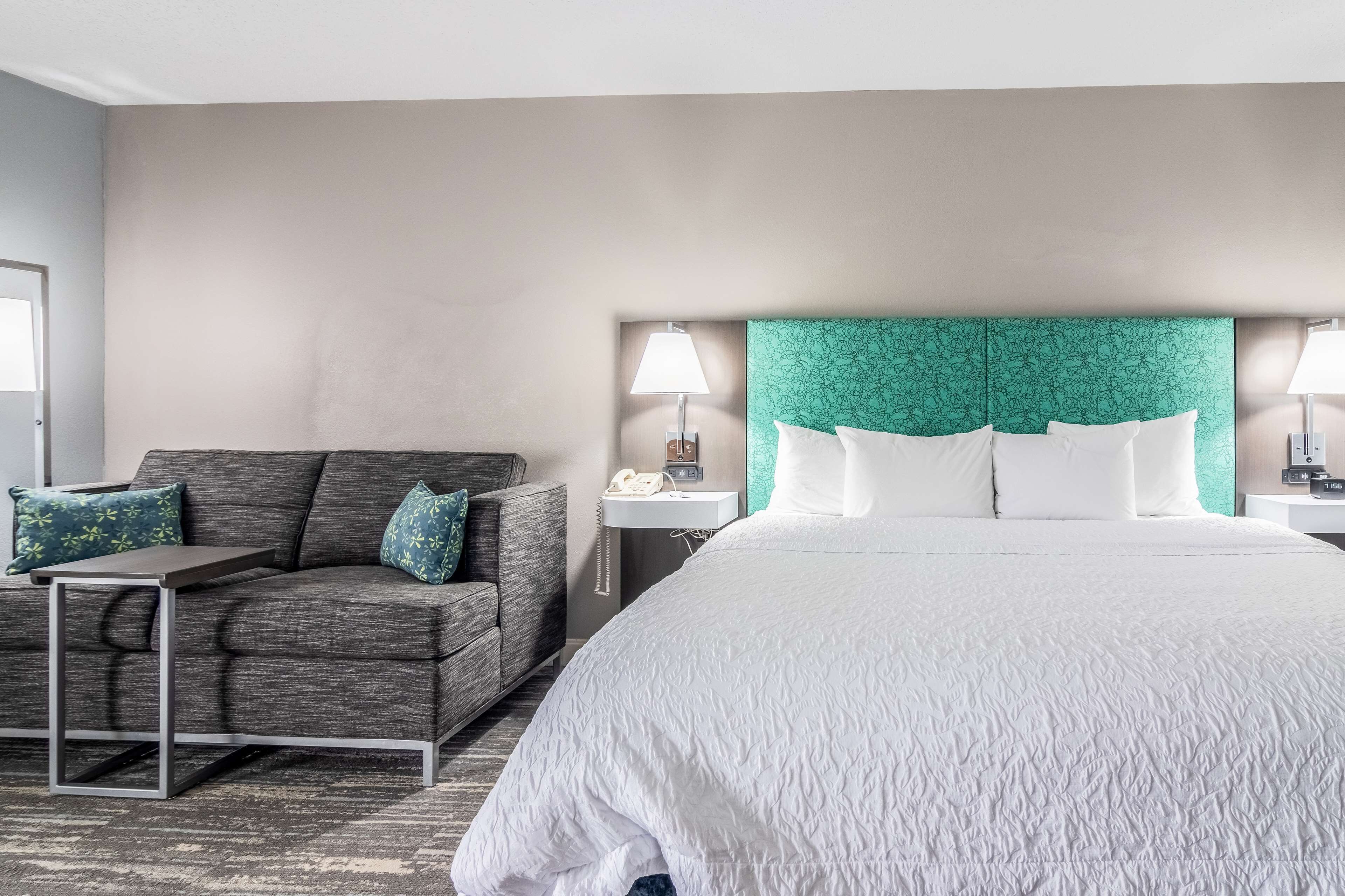 32-inch LCD TV with cable channels, TV