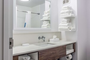 Bañera con ducha, artículos de tocador gratuitos, secador de pelo