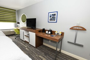 Chambre, 2 grands lits, non-fumeurs, réfrigérateur | Coffres-forts dans les chambres, bureau, fer et planche à repasser