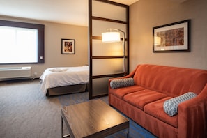 Habitación estándar, 1 cama King size, con acceso para personas discapacitadas (Communications) | Escritorio, espacio para trabajar con laptop y cortinas blackout 
