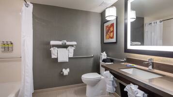 Combined shower/tub, hydromassage showerhead, eco-friendly toiletries