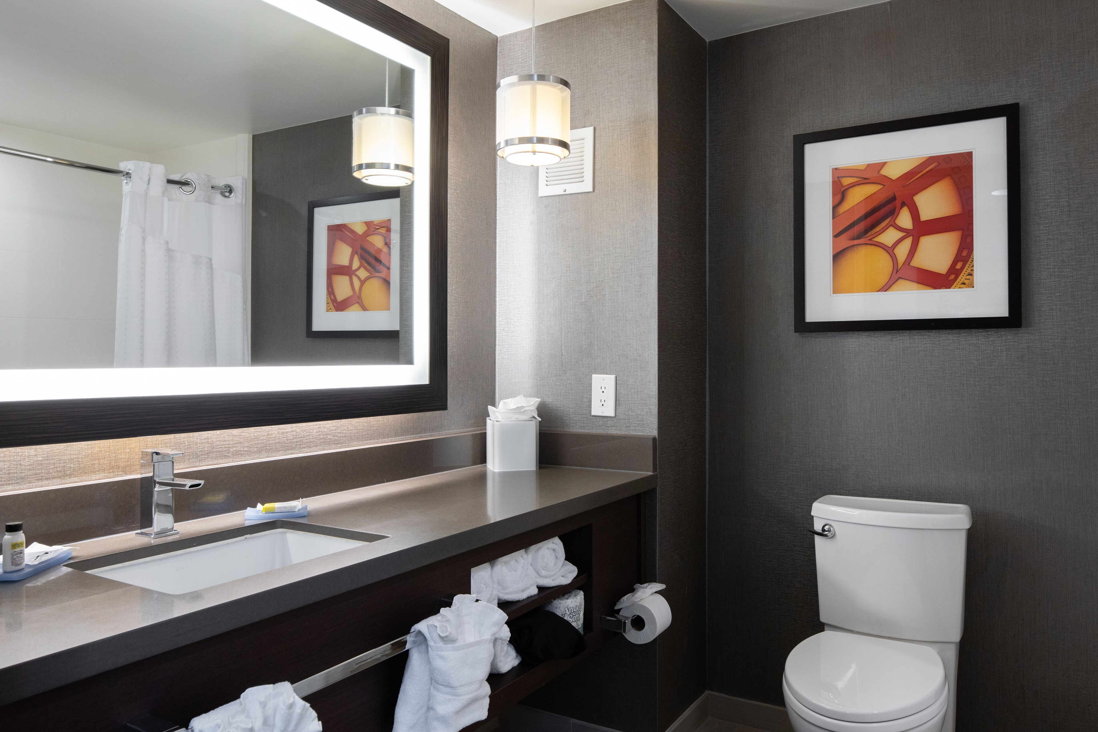 combined shower/bathtub, hydromassage showerhead