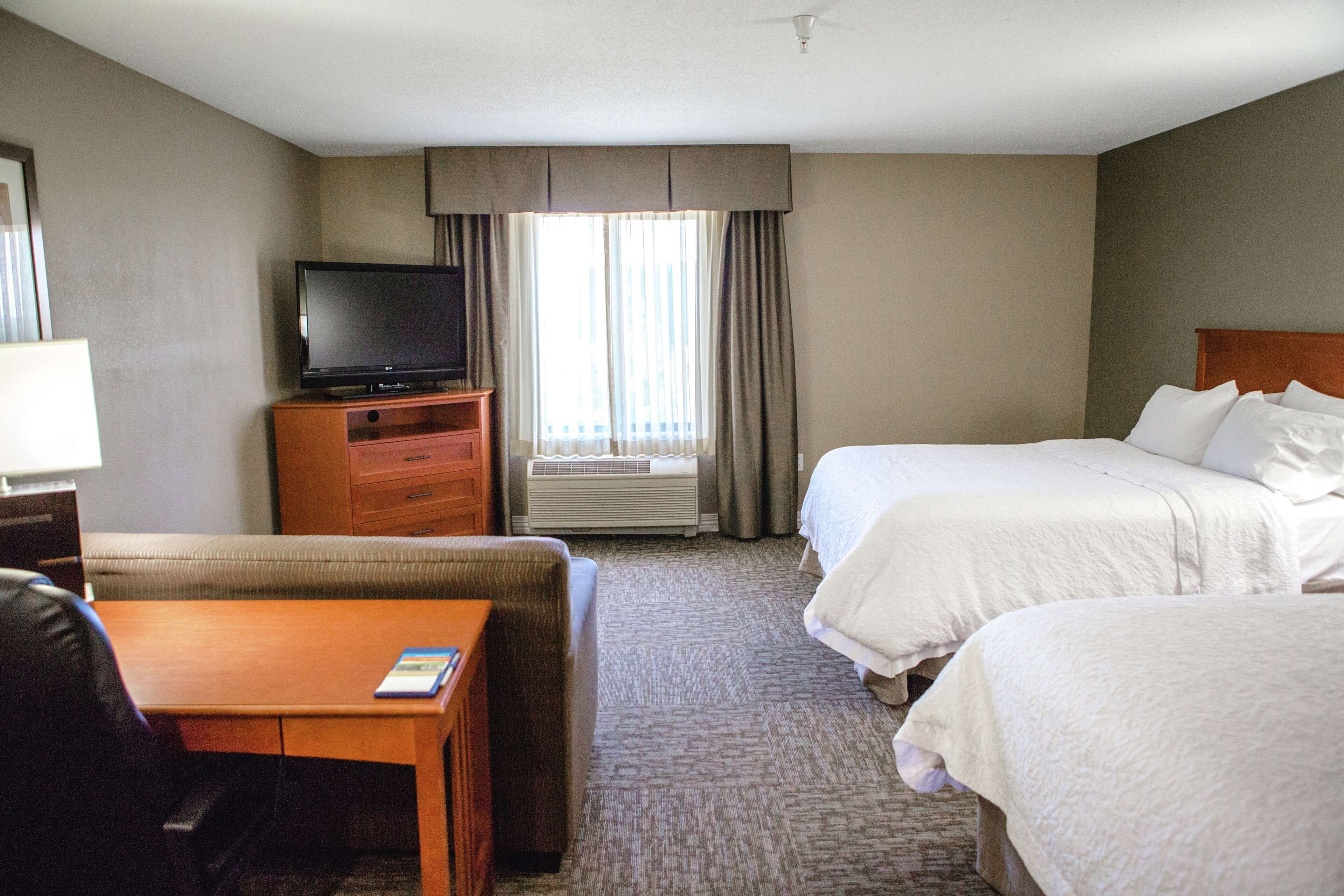 room | living area | 40-inch lcd tv with cable channels, tv