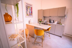 Ropa de cama de alta calidad y caja de seguridad en la habitación 