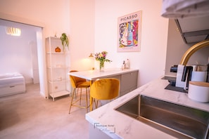 Departamento Confort, 1 cama matrimonial, cocina | Área de sala de estar | Televisión de pantalla plana de 32 pulgadas con canales por cable