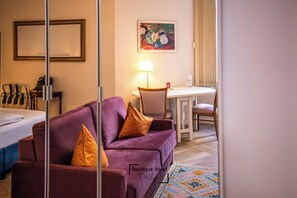 Deluxe tweepersoonskamer, uitzicht op binnenplaats | Luxe beddengoed, een kluis op de kamer, individueel gedecoreerd