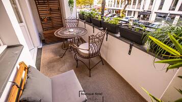 Quarto casal premium, 1 cama King, sacada, vista para a cidade | Terraço/pátio