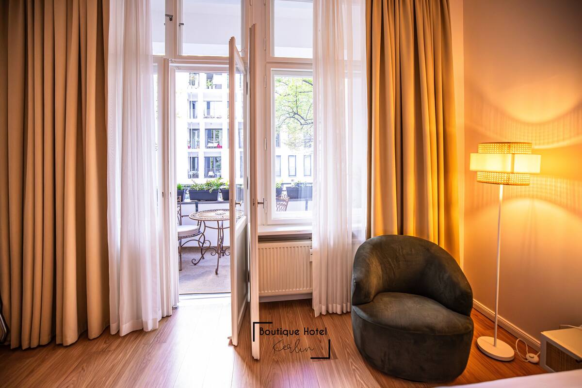 Premium-Doppelzimmer, 1 King-Bett, Balkon, Stadtblick | Hochwertige Bettwaren, Zimmersafe, Schreibtisch