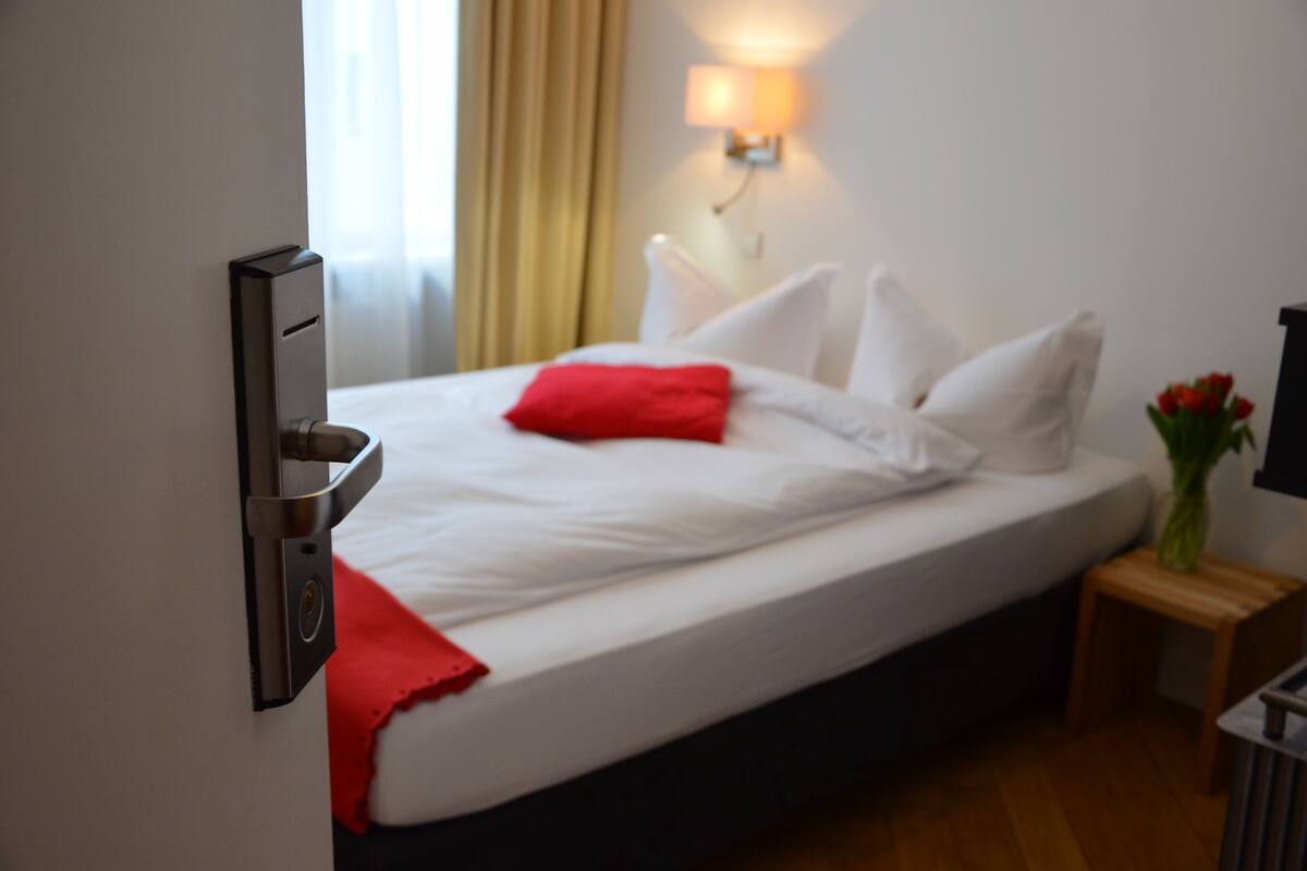 Classic-Einzelzimmer, 1 Doppelbett, Blick auf den Innenhof | Hochwertige Bettwaren, Zimmersafe, Schreibtisch