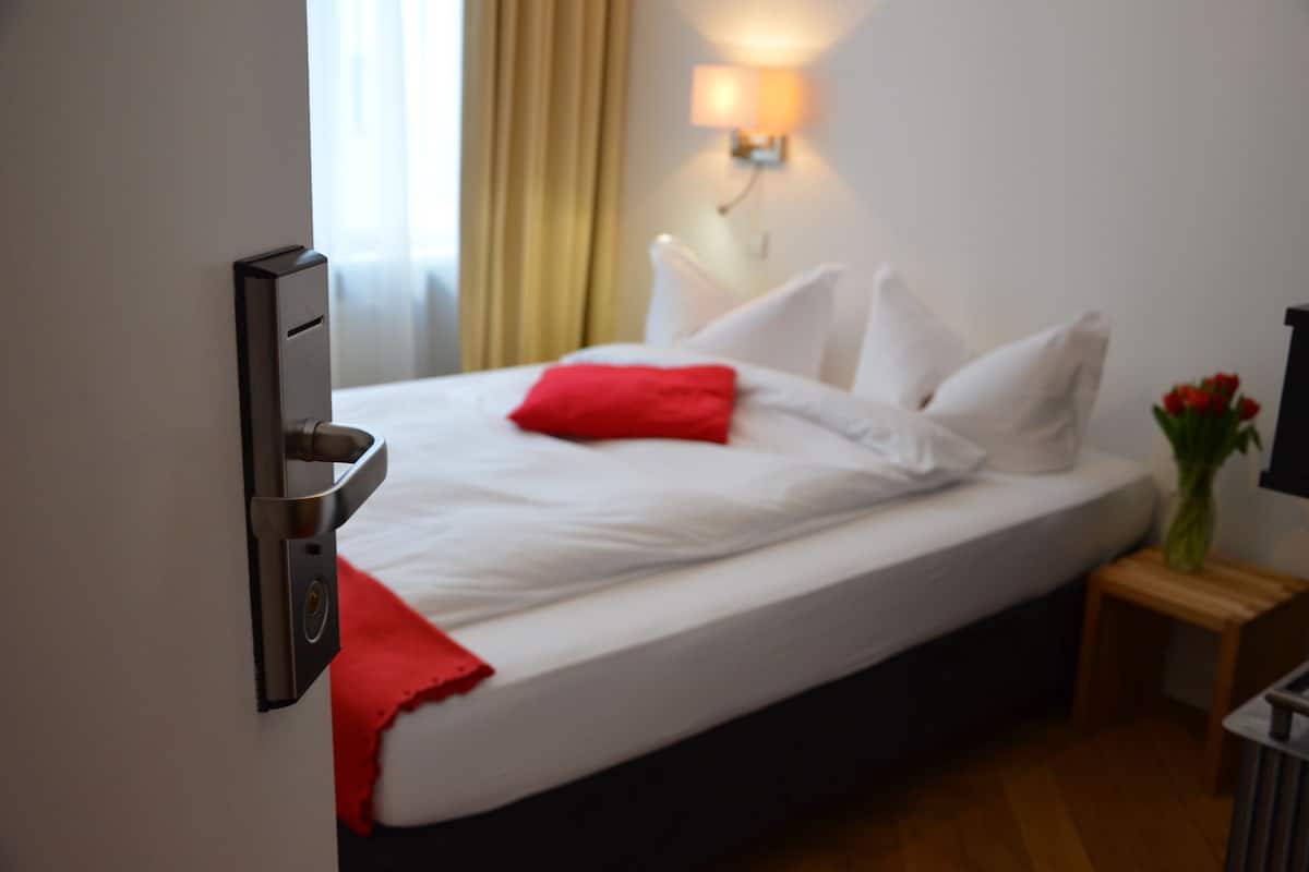 Classic Single Room, 1 Double Bed, Courtyard View | Premium bedding, in-room safe, individually decorated