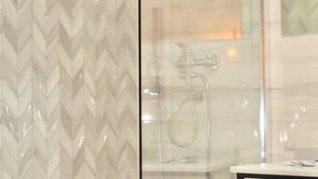 Habitación estándar con 1 cama doble o 2 individuales, 1 habitación, no fumadores | Baño | Ducha, artículos de higiene personal gratuitos, bidé y toallas