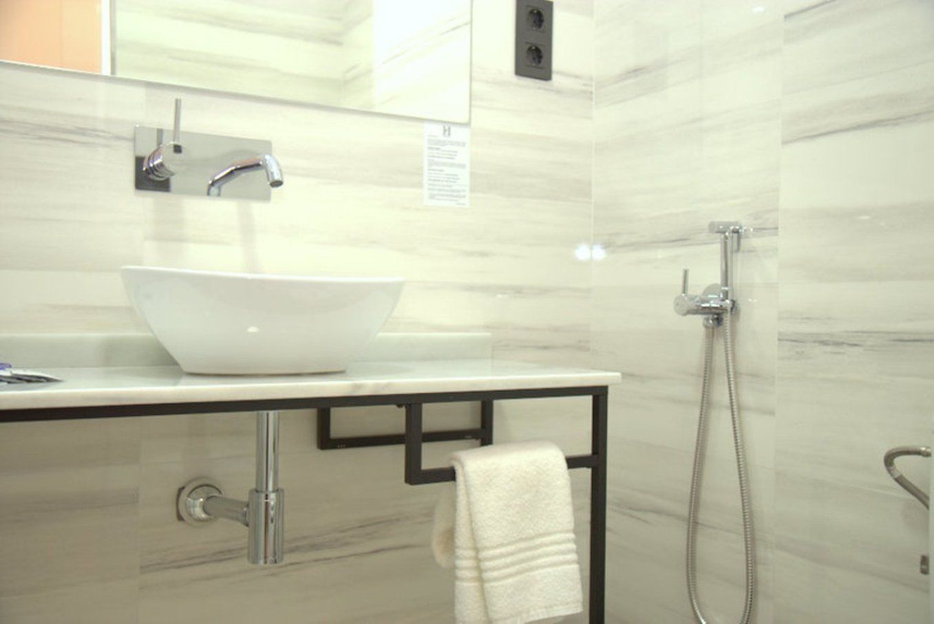 standard double or twin room, 1 bedroom, non smoking | bathroom | shower, free toiletries, bidet, towels