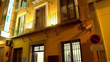 Fachada de la propiedad por la tarde o noche