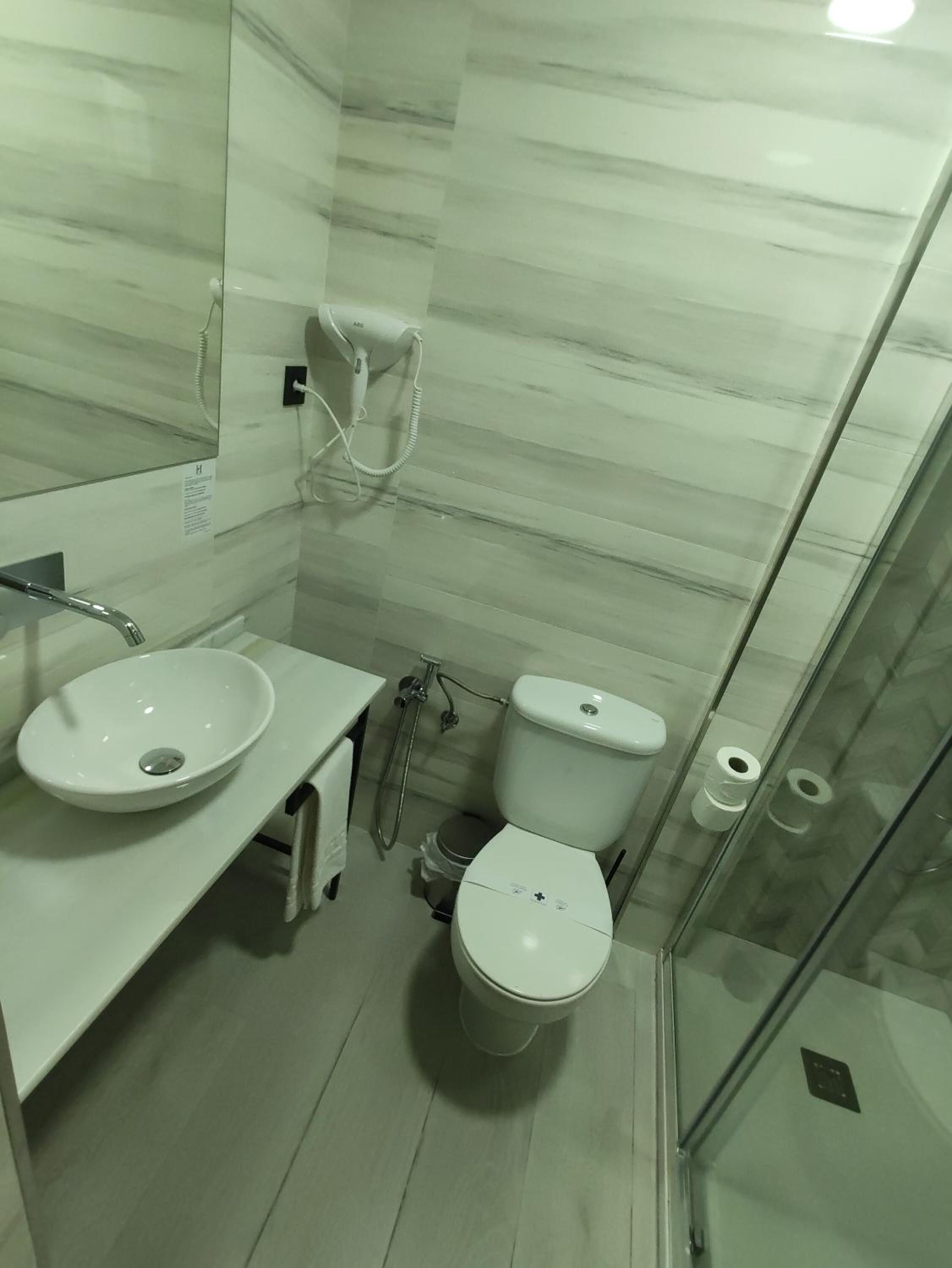 shower, free toiletries, bidet, towels