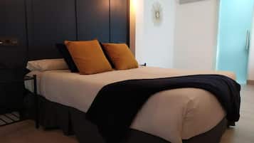 Escritorio, wifi gratis y ropa de cama