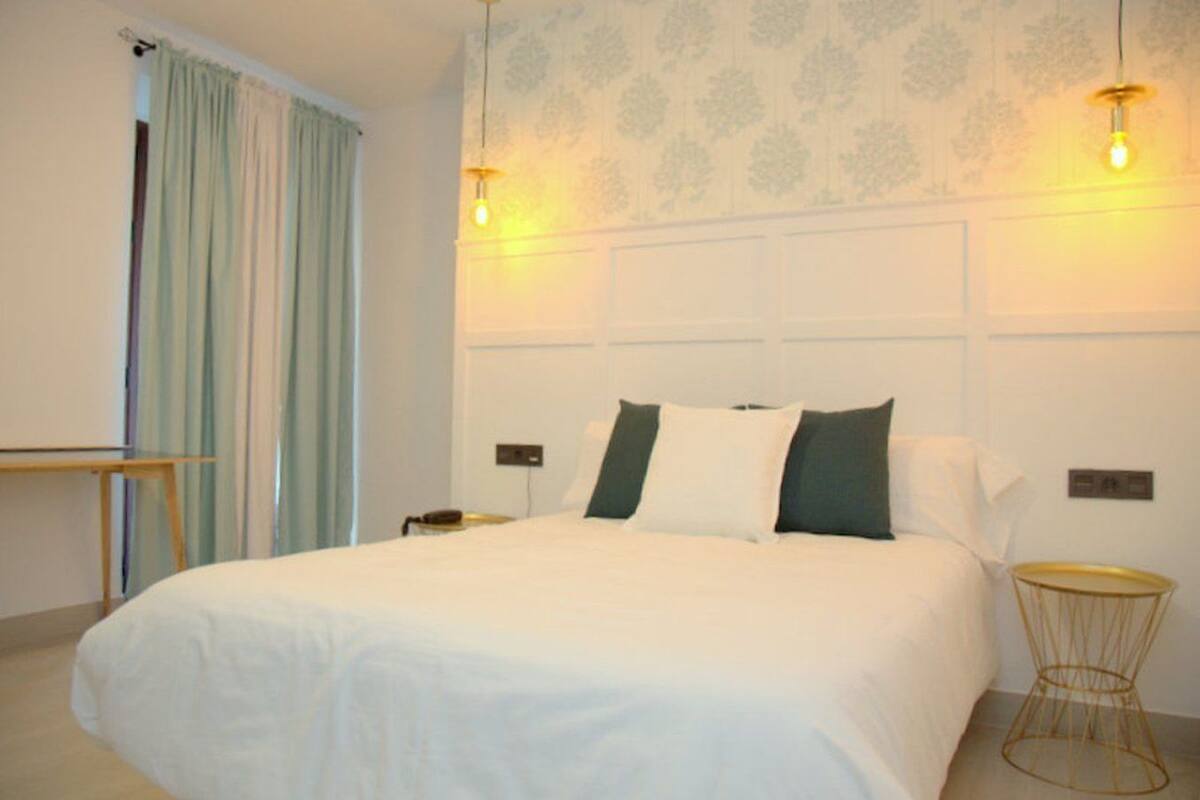 Standard Double or Twin Room, 1 Bedroom, Non Smoking | Desk, WiFi (free), bed sheets
