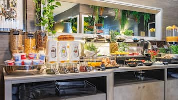 Se ofrece un desayuno bufé (10.00 EUR por persona)